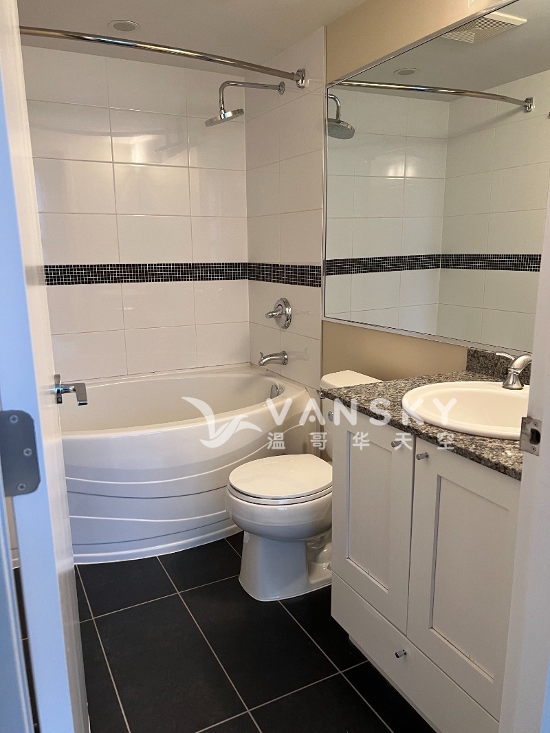 250212105332_Master bedroom ensuite bathroom.jpg